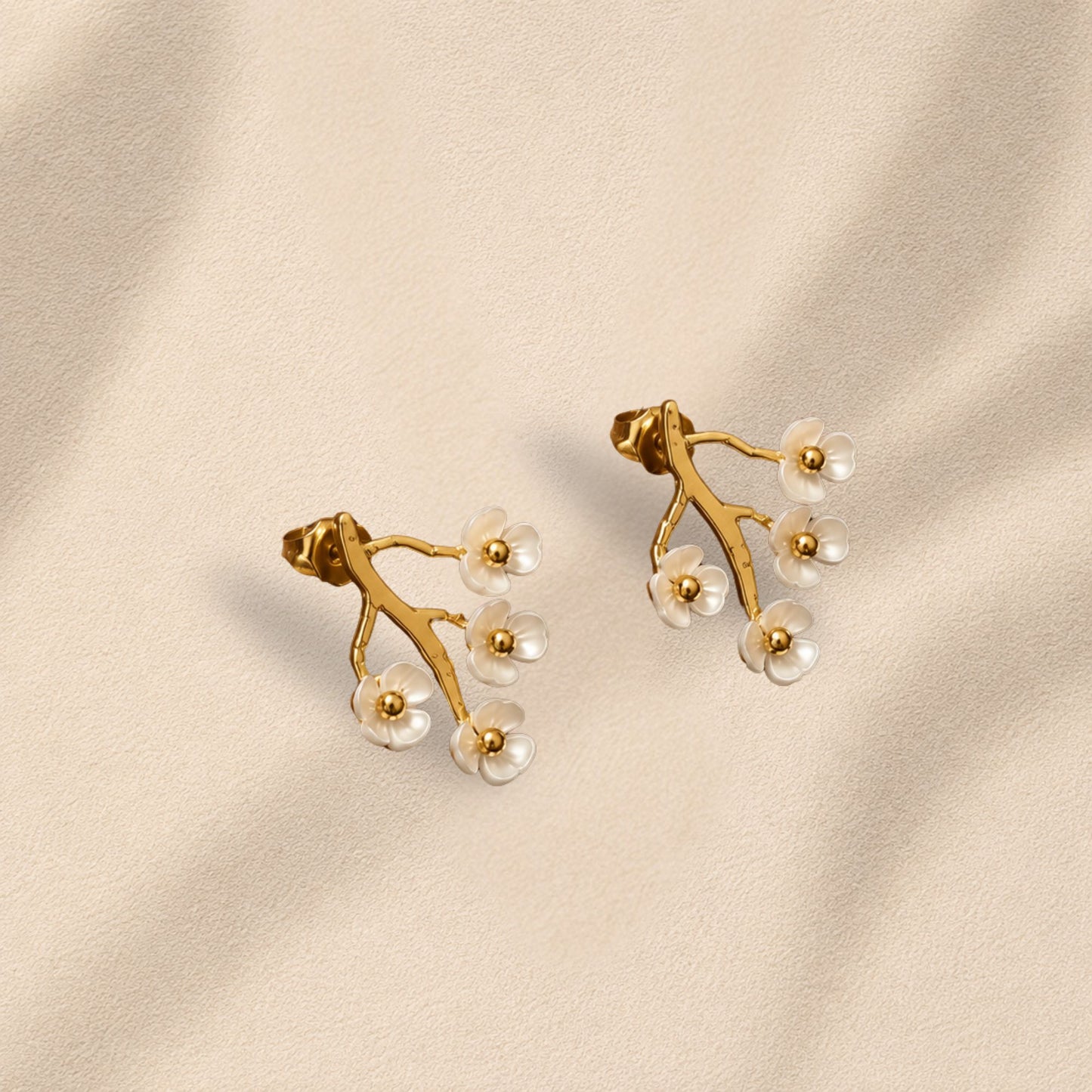 Boucles d'oreilles Floraison Maison Eluna - fleurs cerisier acier doré résine blanche - cadeau maman naissance