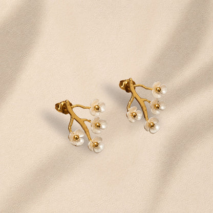 Boucles d'oreilles Floraison Maison Eluna - fleurs cerisier acier doré résine blanche - cadeau maman naissance