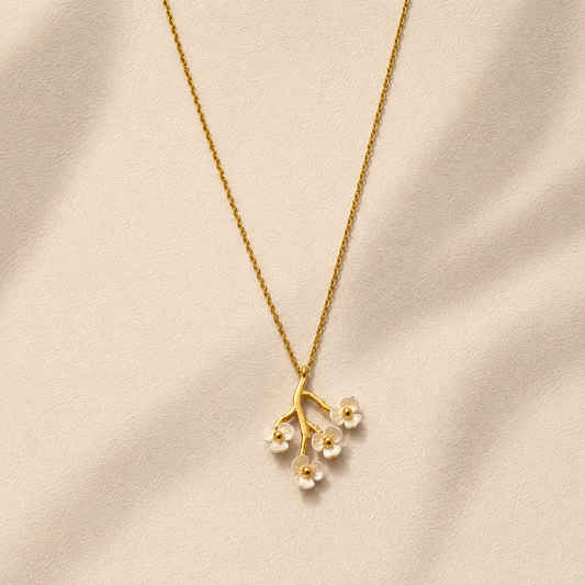 Collier Floraison Maison Eluna - bijou renaissance maternité - branche cerisier acier doré fleurs résine blanche