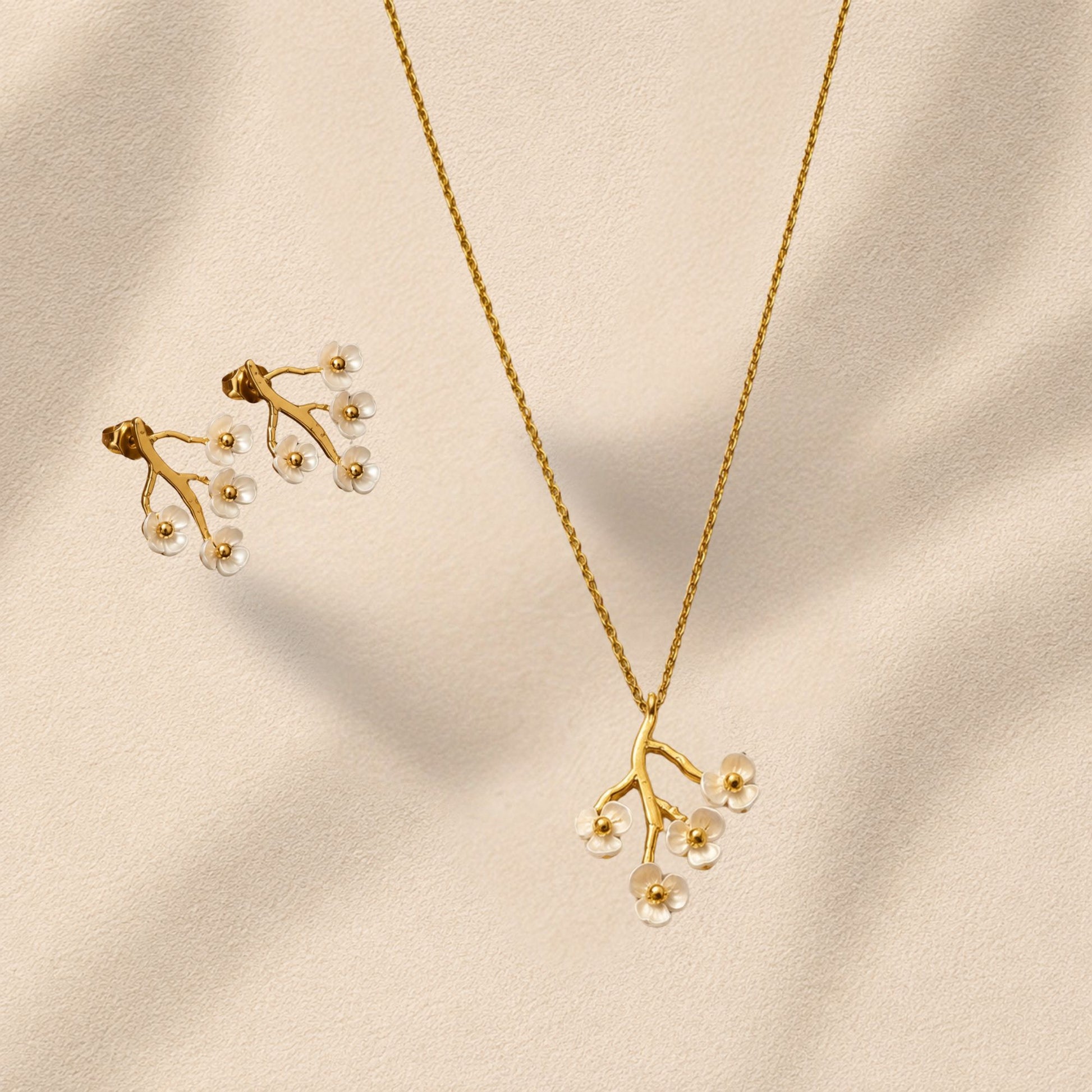 Duo Floraison Maison Eluna - collier et boucles fleurs cerisier acier doré - cadeau naissance maman