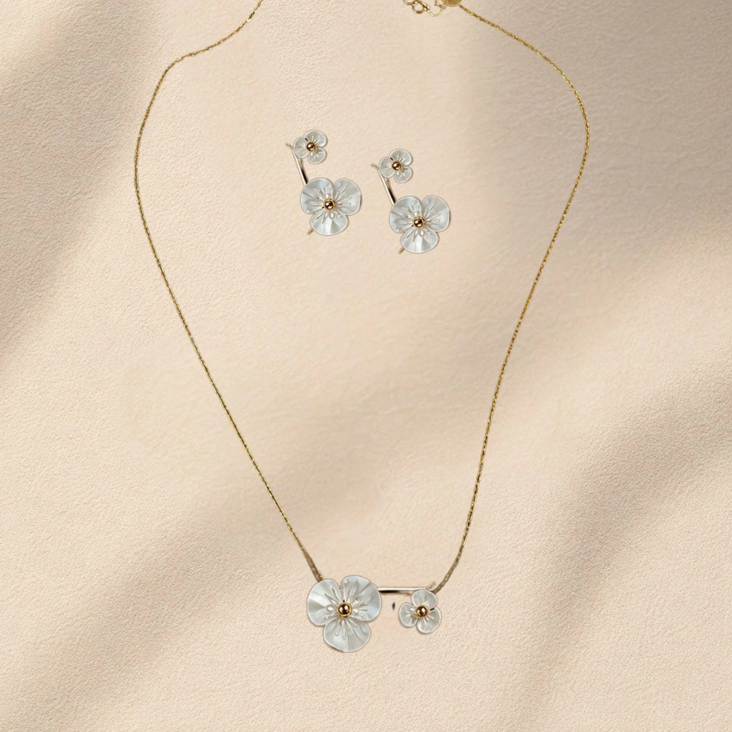 Duo Douceur Maison Eluna - collier et boucles fleurs coquille acier doré - cadeau naissance maman complet