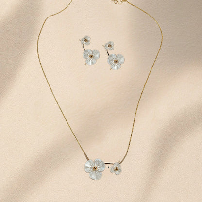 Duo Douceur Maison Eluna - collier et boucles fleurs coquille acier doré - cadeau naissance maman complet